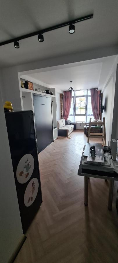 Apartment Black Retro Flat