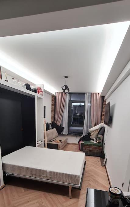 Black Retro Flat